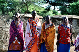 Die Masai Frauen bleiben im Gral