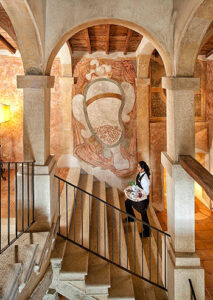 fresco-staircase-waitress