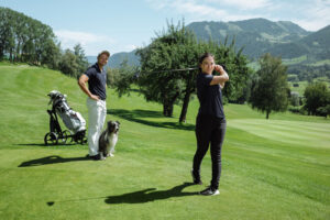 Schloss-Pichlarn_Golf-mit Hund_c_Richard_Schabetsberge