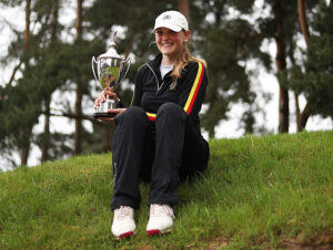  Antonia-Steiner-aus-Deutschland-feiert-mit-der-Angela-Uzielli-Trophy-ihren-Gewinn-der-RA-Girls-U16-Amateur-Championship-im-Enville-Golf-Club
