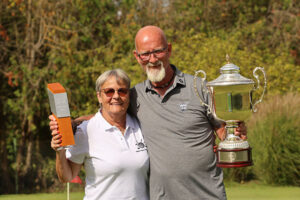  DieterPraunTrophy2024_GCWuerzburg_Turnier-Initiatorin_HellaSchoepe-Praun_und_Sieger_DavidGeall_