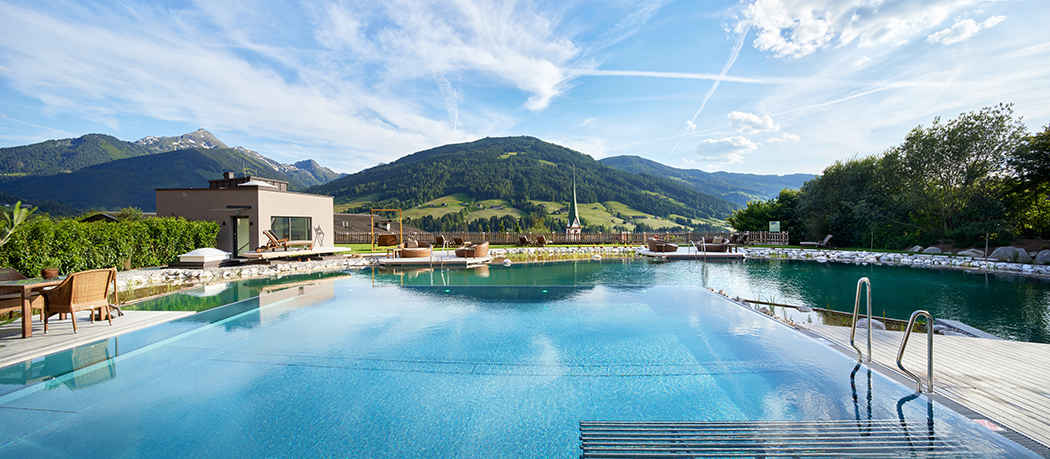 
Aussenpoolbereich-mit-sommerlichem-Ausblick