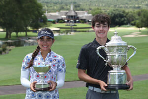 Gia Raad und Bryan Newman, beide aus Südafrika, mit den Trophäen der Africa Amateur Women’s Invitational und der Africa Amateur Championship