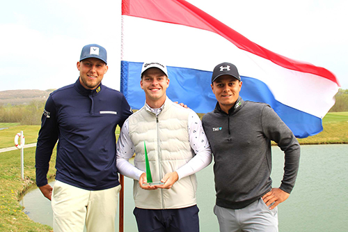 Lars van der Vight, Gewinner der Zala Springs Open 2025 © Pro Golf Tour 

	 


Dario Antonisse, Lars van der Vight, Mike Toorop © Pro Golf Tour 