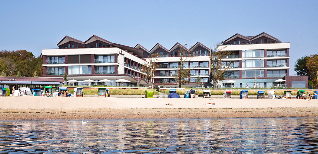 Hotel-Aussenaufnahme-vom-Wasser