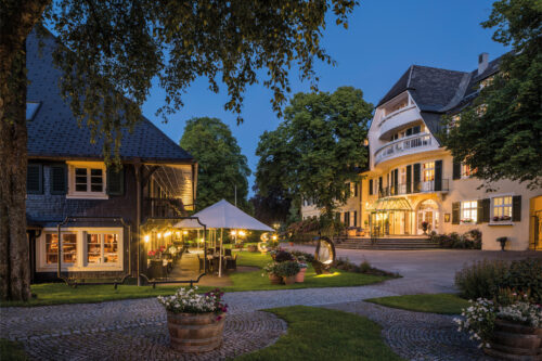 Parkhotel-Adler-Aussenansicht-Schwarzwaldhaus-1639-und-Haupthaus-1890-scaled.