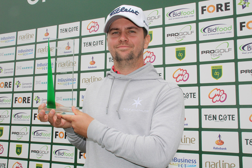 Mehr laden
Anhang-Details

TimoVahlenkamp-MonoGelpenbergOPen-Trophy_ProGolfTour.